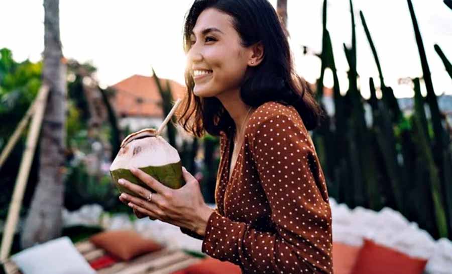 10 benefícios da água de coco para a saúde