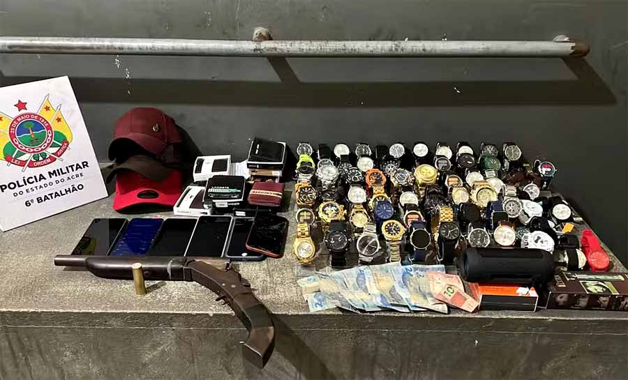 Homem é preso com quase 100 relógios roubados, celulares e arma de fogo no interior do Acre