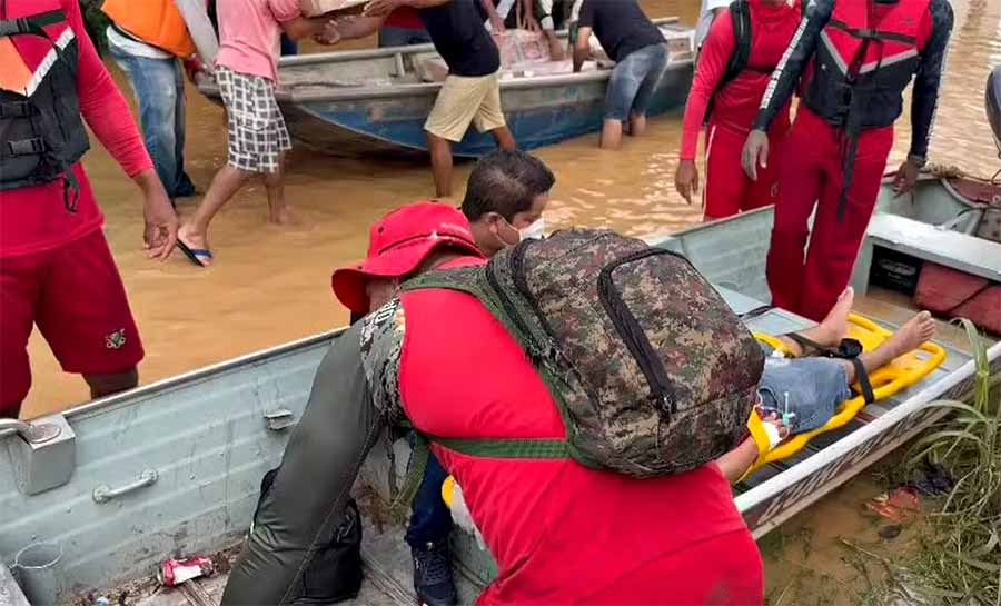 Jovem sofre infarto e é resgatado de barco em cidade atingida por cheia histórica no Acre