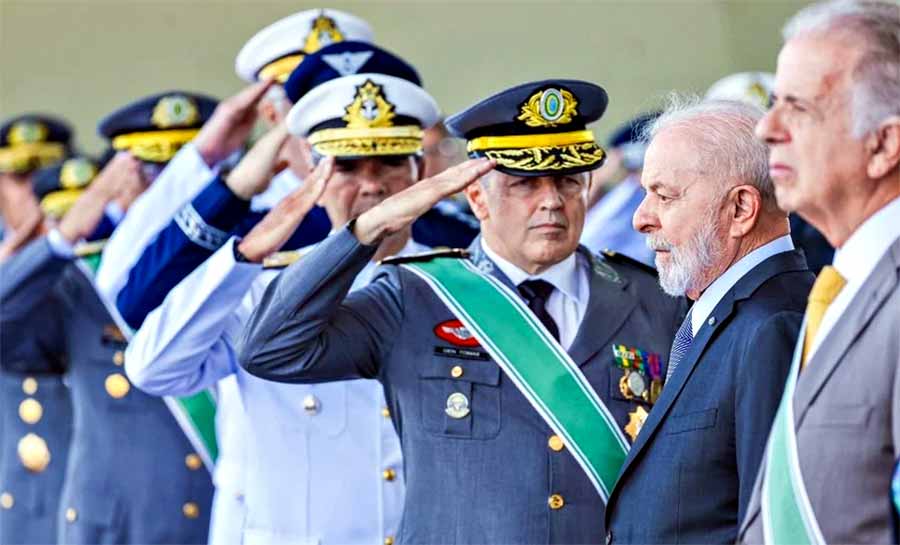 Ao lado de Lula, chefe do Exército reforça “caros ideais democráticos”