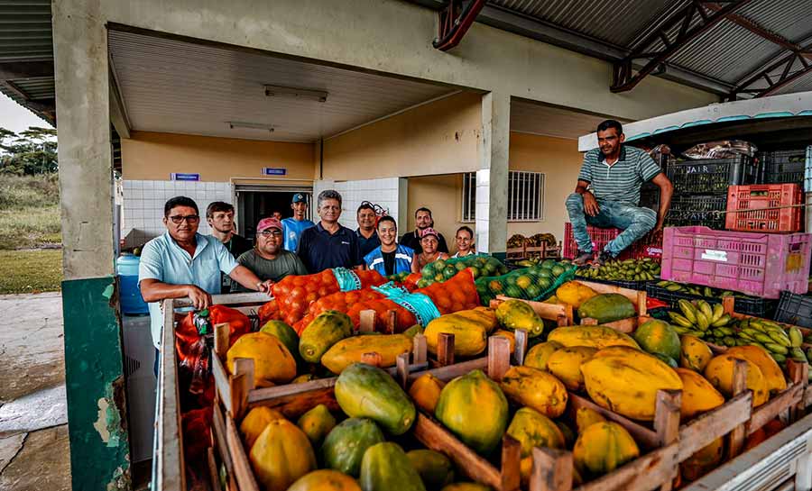 Cooperativas da agricultura familiar entregam produtos adquiridos pelo Programa de Aquisição de Alimentos (PAA) da Conab para o Banco de Alimentos