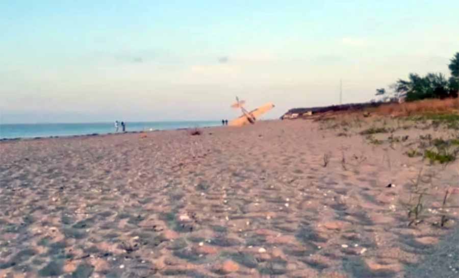 Avião faz pouso de emergência em praia após falha no motor