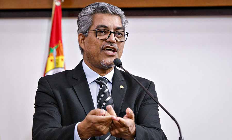 Edvaldo Magalhães denuncia condições precárias para obtenção de RG em Tarauacá e superfaturamento de contratos na saúde