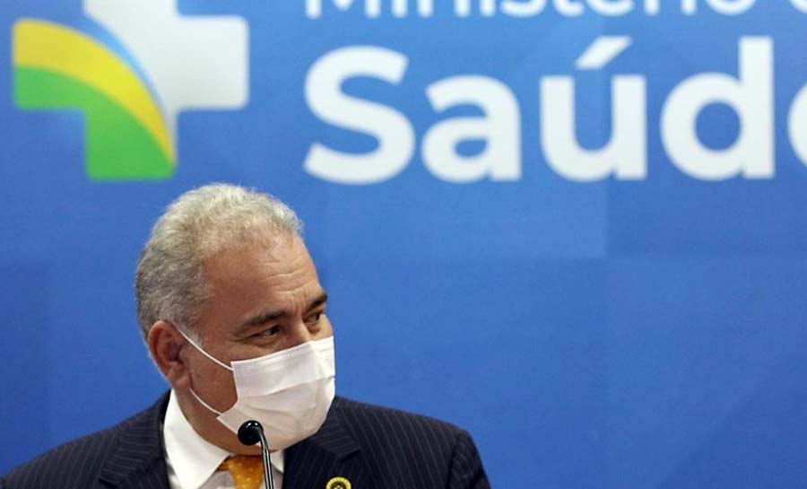 Ministro Queiroga estuda liberar máscaras e testes para turistas