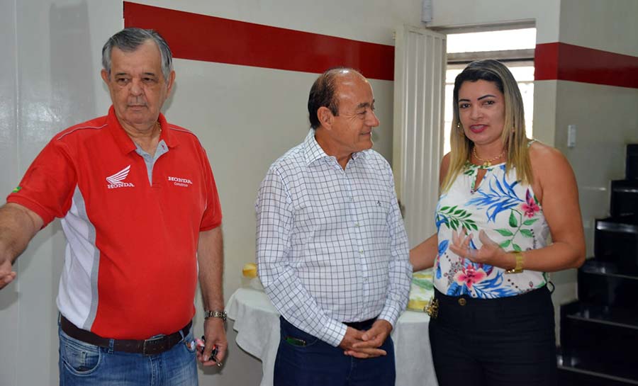 Prefeitura entrega moto zero km a vencedora do sorteio da Festa no Dia do Trabalhador