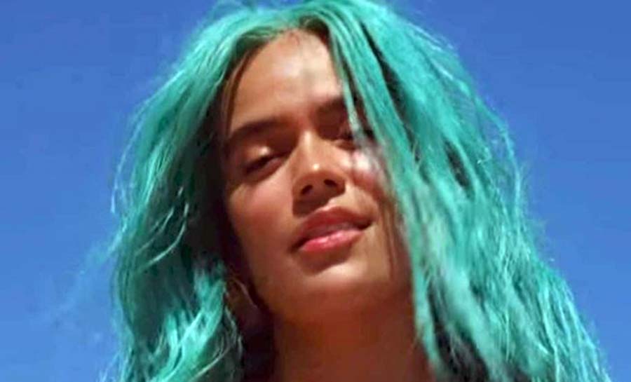 Karol G foi atingida por bebida após show na Colômbia
