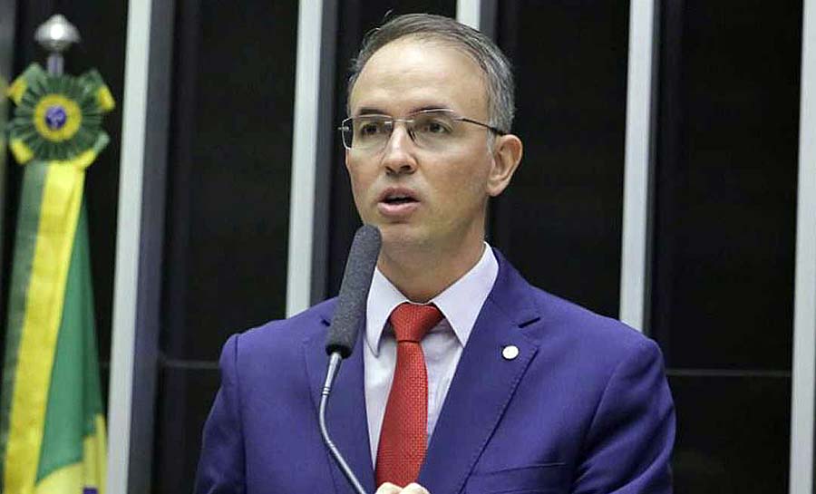“Verdadeira tragédia se abate sobre nosso país”, diz Leo de Brito na Câmara Federal