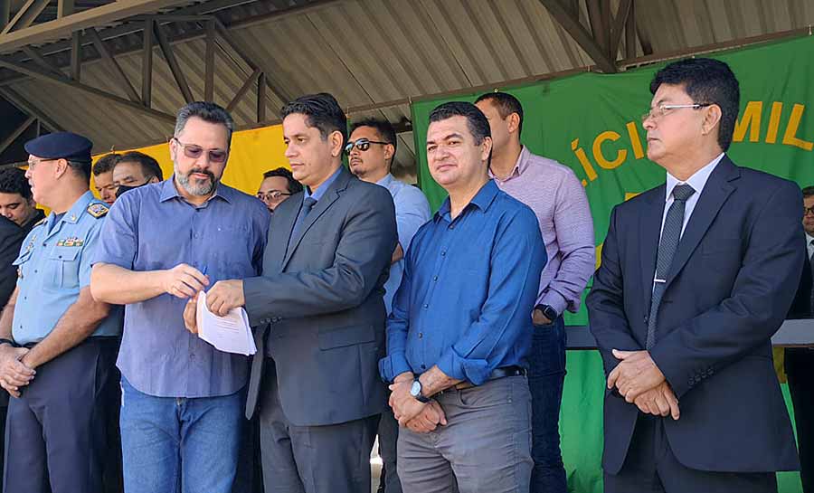 Deputado Sargento Cadmiel pede bastante munição e muito treino para forças de segurança no estande da PM