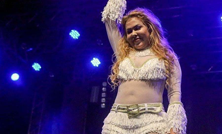 Joelma faz piada após viralizar com rosto inchado: ‘A cara do Quico’