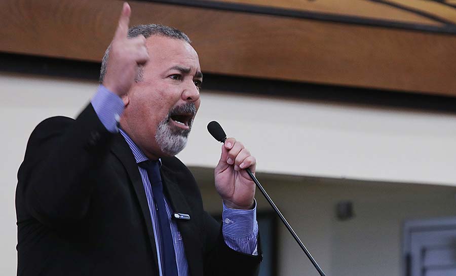 Neném Almeida diz que bebês morreram por falta de remédios básicos “Pare de dançar governador, vá trabalhar”