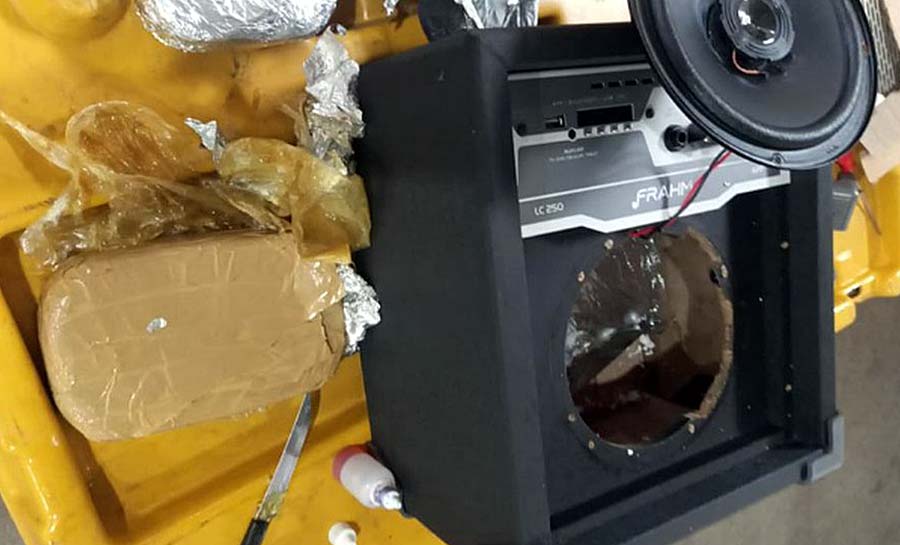 Com ajuda de cão farejador, Polícia apreende 3 quilos de cocaína em caixa de som que seria enviada pelos Correios