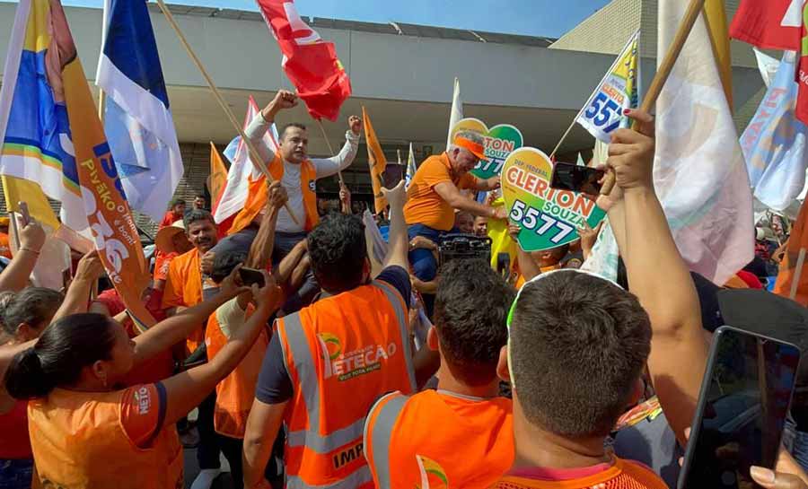 Em Cruzeiro do Sul, Petecão é recebido com festa e desfila “nos braços do povo”