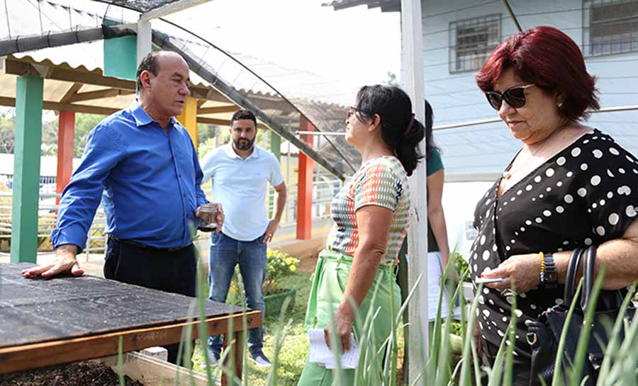 Prefeito de Rio Branco acompanha resultados do Projeto Hortas e Fazendinhas na Escola Municipal Chrizarubina Leitão