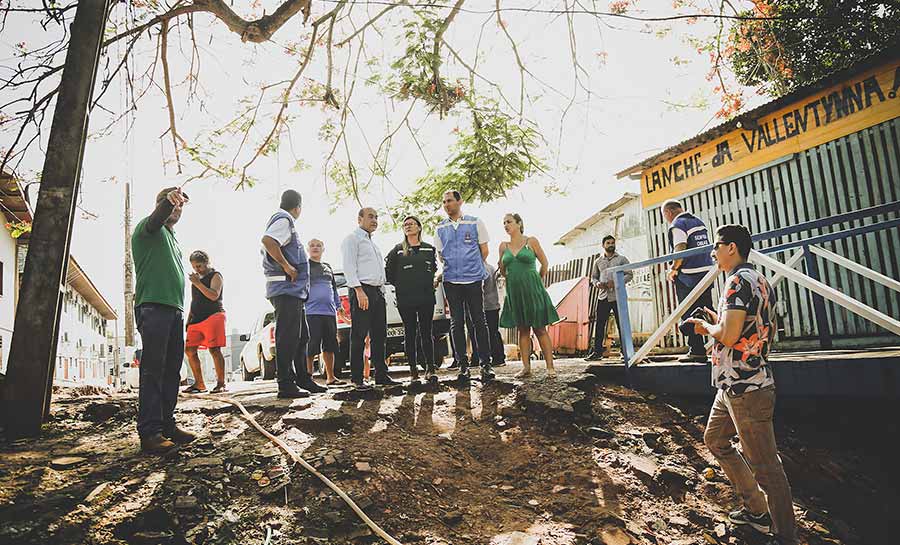 Prefeito de Rio Branco entrega novas escadarias e limpeza de lixão no bairro Dom Giocondo