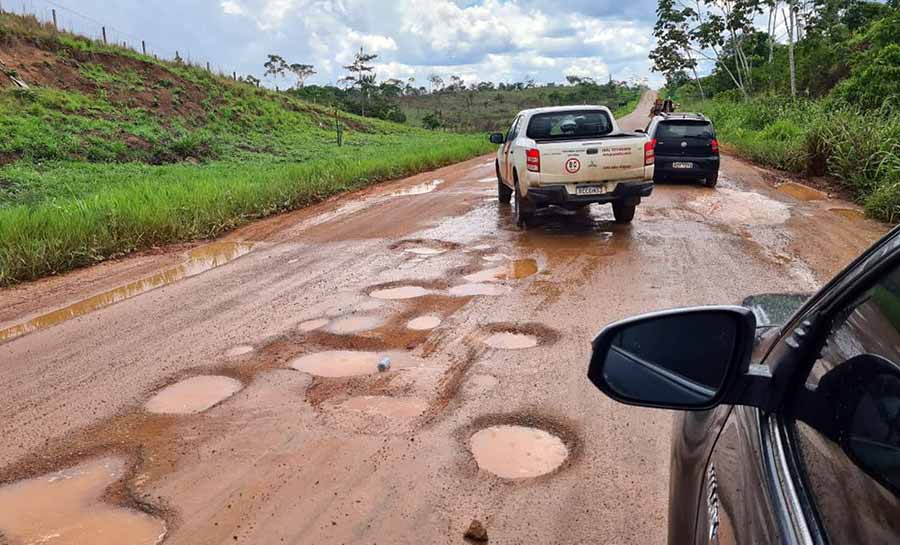 Motoristas sofrem com buracos e lama na estrada que liga Cruzeiro do Sul a Rio Branco: ‘cada dia piora mais’