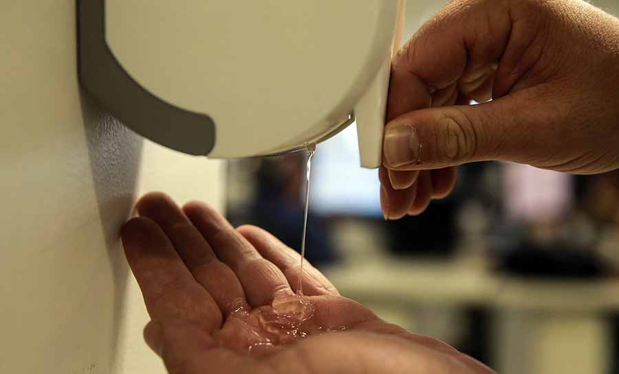 Covid-19: Anvisa libera venda de álcool 70% na forma líquida
