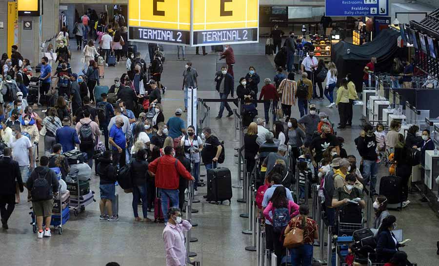 Anvisa aprova volta do uso de máscaras em aviões e aeroportos