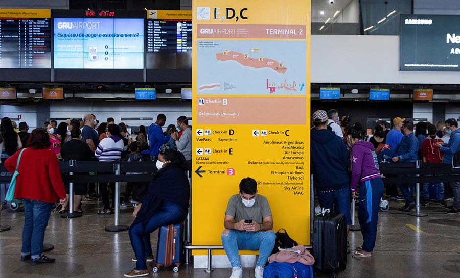 Máscaras em aviões e aeroportos são obrigatórias a partir de hoje