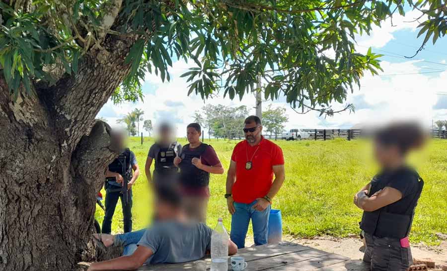 Criminosos roubam carro, amarram motorista em árvore e queimam o veículo no interior do Acre