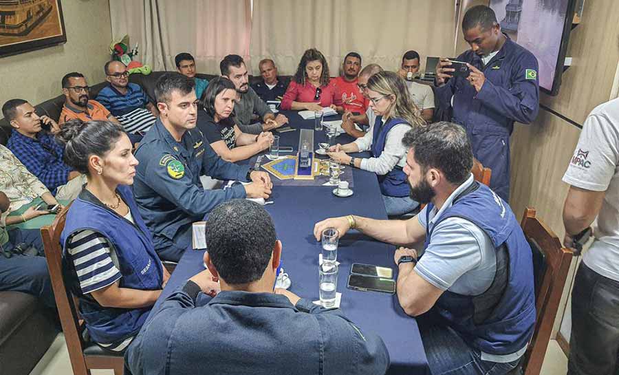 Saúde do Estado renova parceria com navio-hospital da Marinha no Juruá