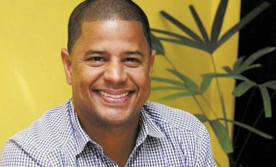 Ídolo do Corinthians, Marcelinho Carioca é procurado pela polícia