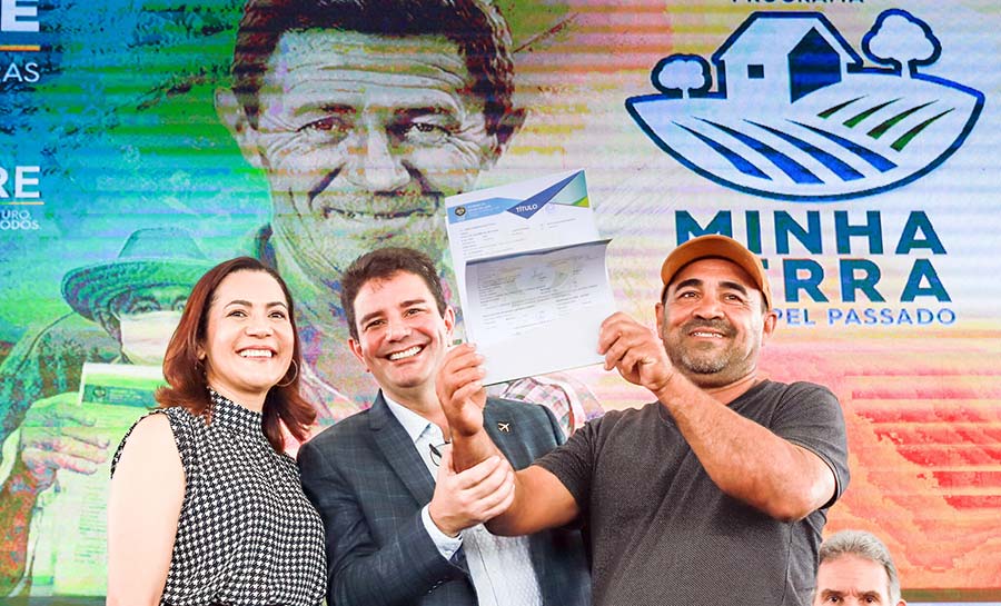 Governo do Acre entrega mais de 600 títulos definitivos em Rio Branco e lança programa Minha Terra de Papel Passado