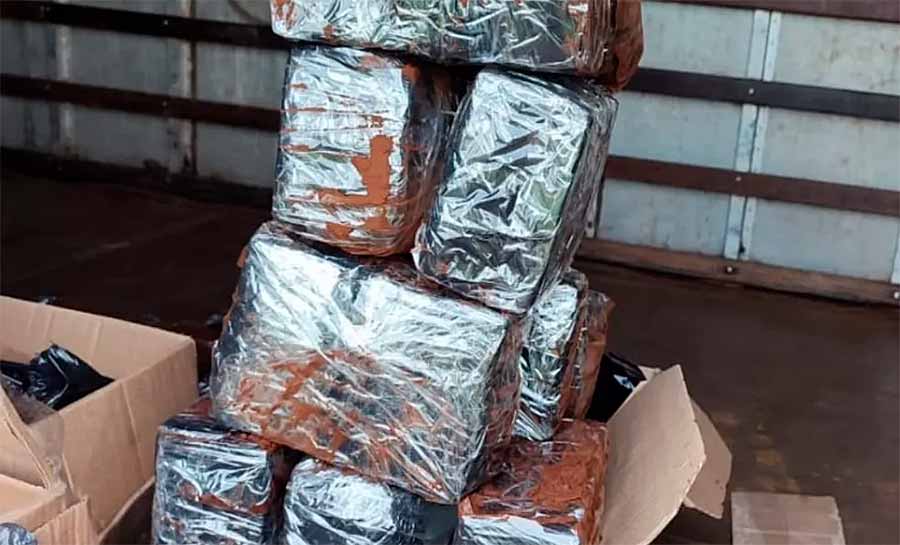 Motorista usa pó de café para disfarçar cheiro de droga, mas acaba preso com 115 kg de maconha e cocaína no Acre