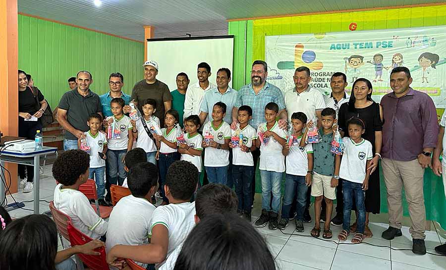 Em comunidade ribeirinha de Marechal Thaumaturgo, Alan Rick anuncia envio de recursos para saúde e infraestrutura do município