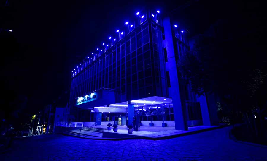 Aleac recebe iluminação azul em homenagem aos administradores