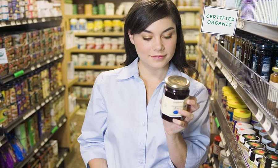 Faz mal para a saúde comer alimento ‘um pouco’ vencido? Entenda