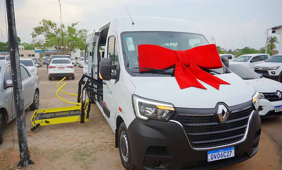 Van comprada com emenda de Alan Rick garante transporte de pacientes com deficiência atendidos pelo SUS