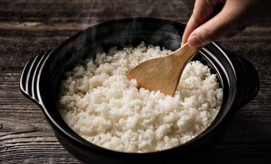 Comer arroz branco é tão prejudicial quanto açúcar puro, diz Harvard