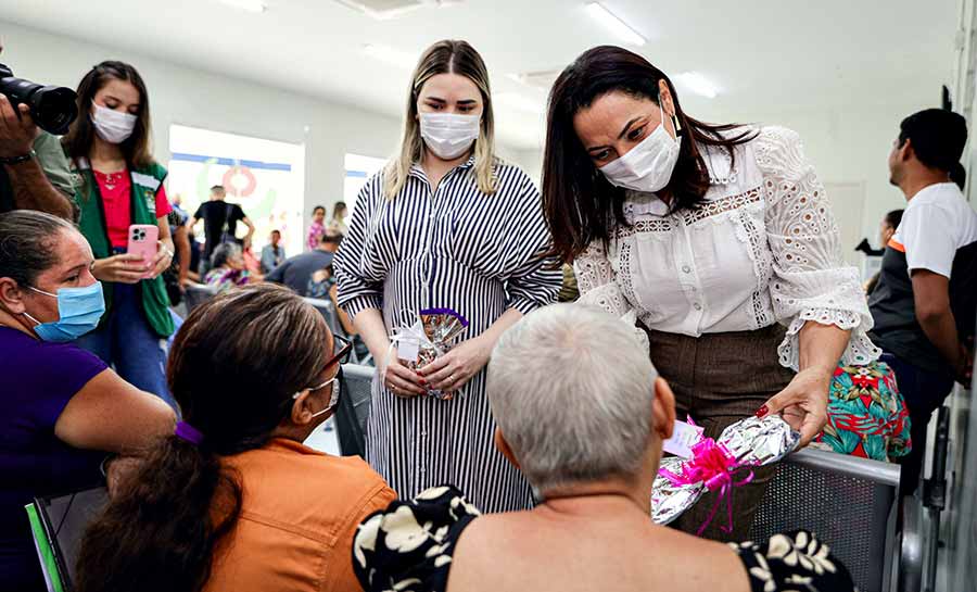 Mais de 200 lenços são doados pelo governo do Acre a mulheres que fazem tratamento de câncer na Unacon