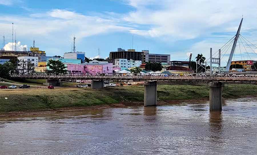 Rio Acre sobe mais de dois metros em 24h e volta a se aproximar da cota de atenção