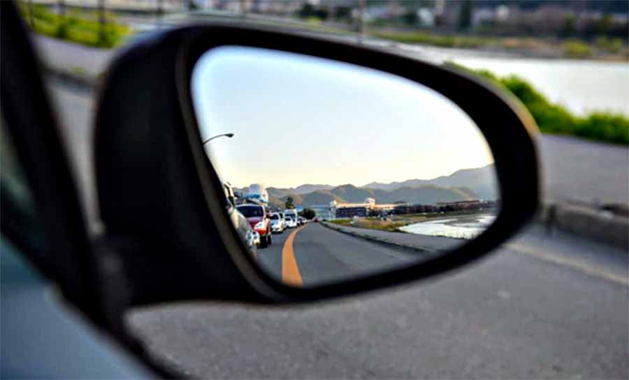 Há casos em que o espelho retrovisor é essencial
