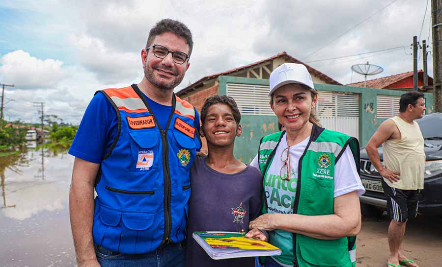 Governador participa da entrega de donativos aos atingidos pela enchente no bairro Carandá, na capital