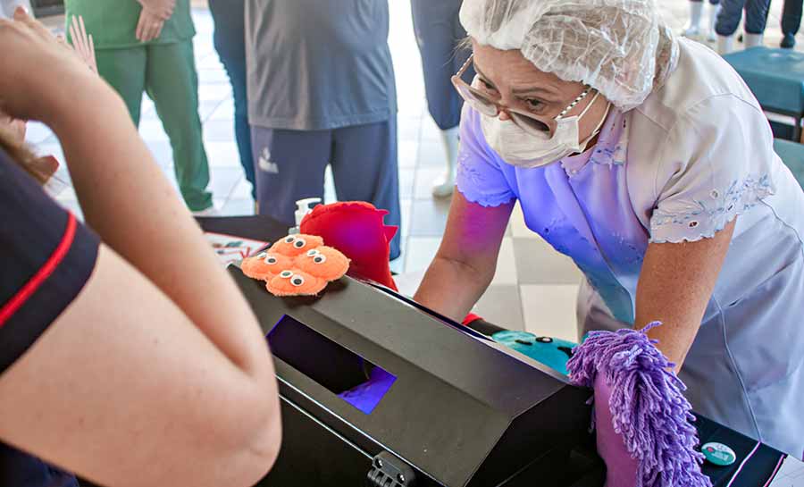 Fundhacre realiza atividade educativa para conscientizar servidores sobre a importância da higiene das mãos