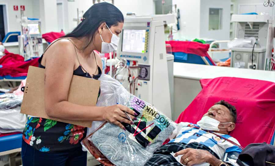 Pacientes renais da Fundhacre recebem agasalhos por meio do programa Juntos pelo Acre