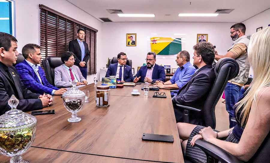 Gonzaga se reúne com Alan Rick e governo para tratar sobre exportações e estrada até o Peru