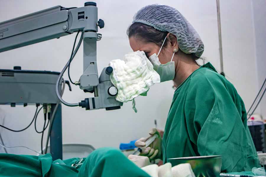 Aos 77 anos, professora aposentada recebe transplante de córnea e tem visão restaurada na Fundhacre