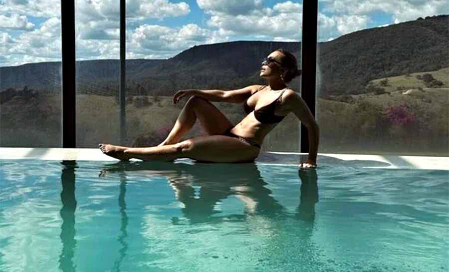 Carla Diaz abre álbum de fotos e coloca o corpo para jogo em dia na piscina