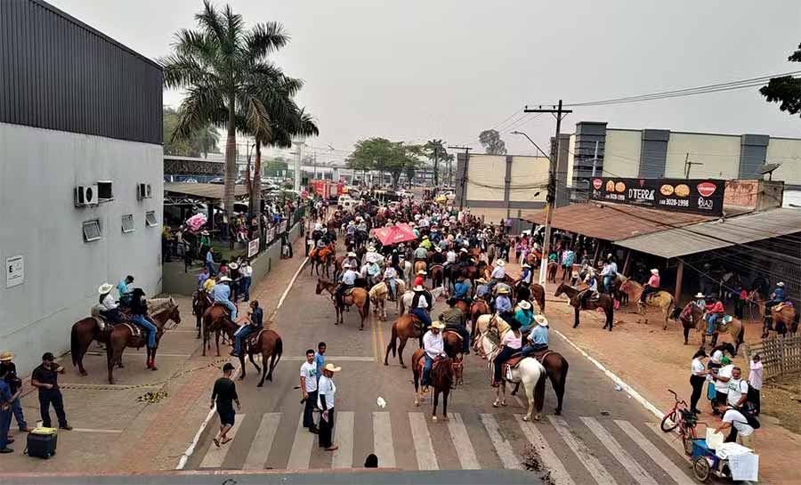 Sem comitivas e sob calor de quase 40ºC, Cavalgada abre a Expoacre 2024