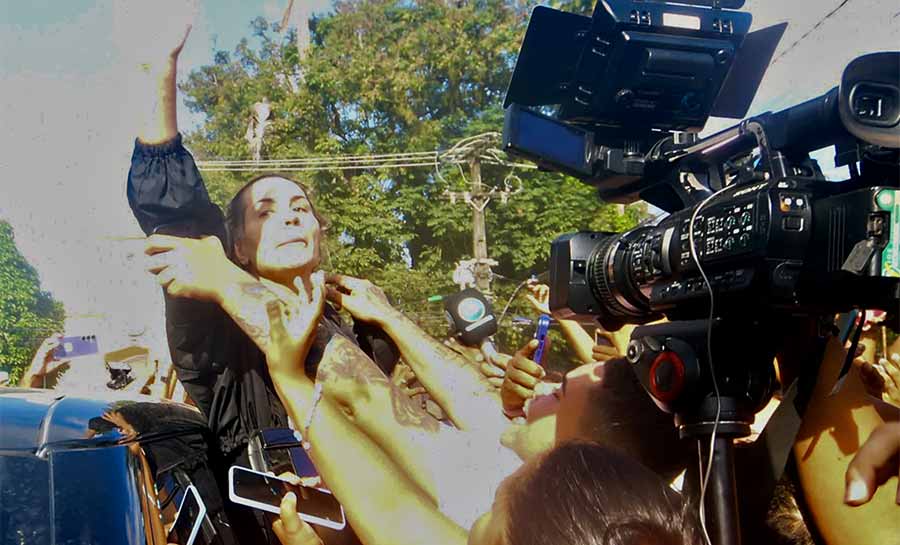 Deolane Bezerra deixa cadeia em meio a multidão de fãs e ficará em prisão domiciliar