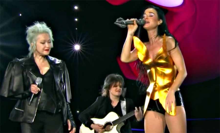 Katy Perry canta com Cyndi Lauper e dança com fã em show empolgante