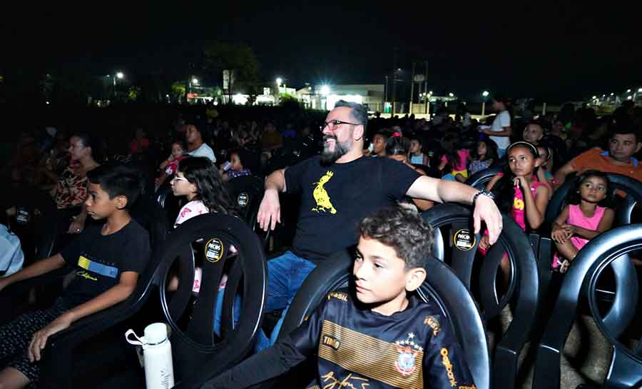 Projeto que leva cinema aos bairros faz três exibições na Semana da Criança