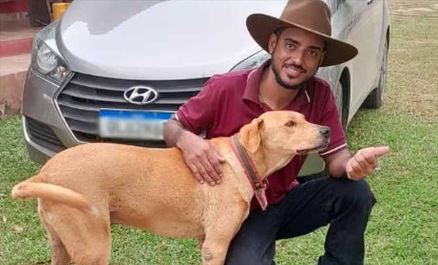 Motorista morre esmagado por caminhão boiadeiro após veículo tombar no AC