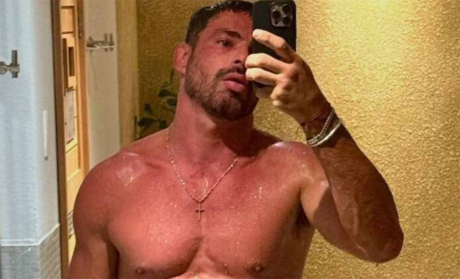 De sunga, Cauã Reymond exibe o tanquinho e desabafa: ‘Acordei com a autoestima baixa’