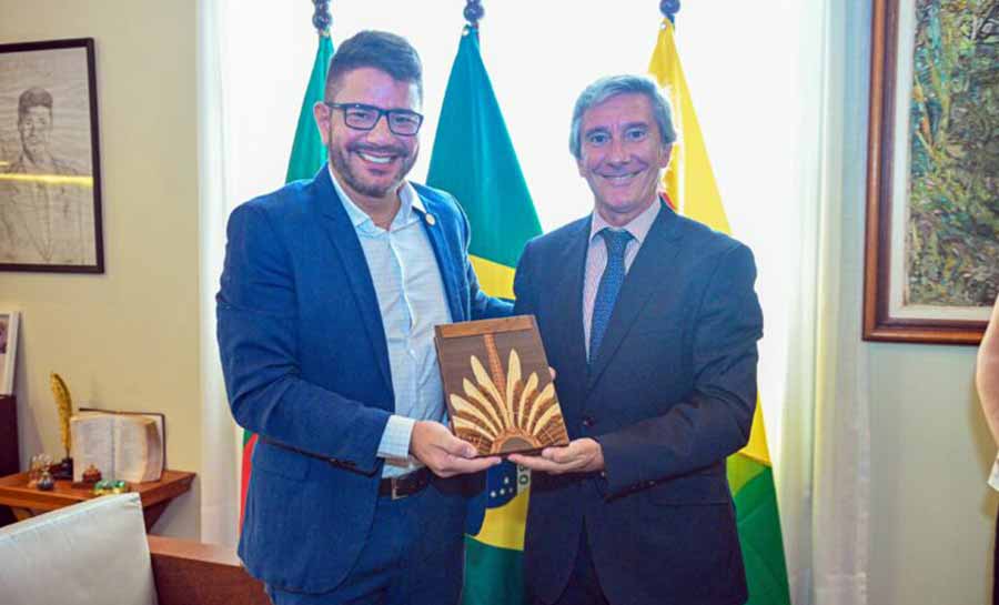 Governador Gladson Cameli recebe embaixador de Portugal que está no Acre para a abertura da exposição ’50 anos da Revolução dos Cravos’