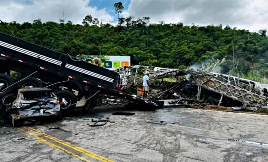 Caminhoneiro suspeito de causar acidente com 41 mortos na BR-116 se entrega à polícia