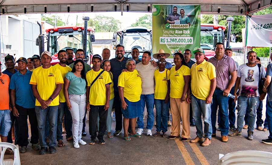 Senador Alan Rick e Prefeito Jerry entregam tratores e equipamentos em Assis Brasil